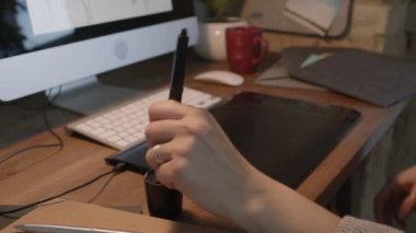 Evden Stylus 'la tablet çizmeye çalışan tanınmayan kadın grafik tasarımcısının yavaş çekim yakın çekimi.