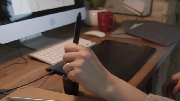 无法辨认的女性平面设计师在家里用手写笔绘制平板电脑时的慢动作特写 — 图库视频影像