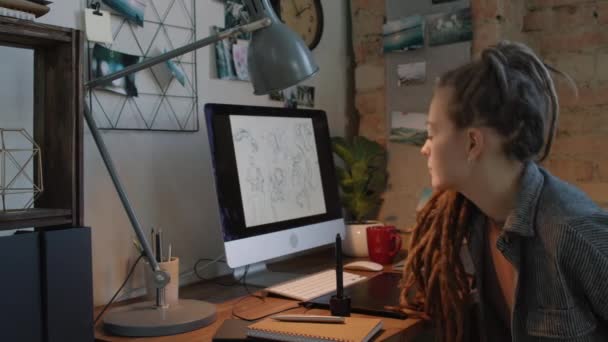 Rastalı Genç Bir Kadının Orta Yavaş Çekimde Çizimlerine Grafik Tablet — Stok video