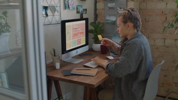 Medium Shot Young Woman Dreadlocks Sitting Table Computer Shopping Online — Stock Video