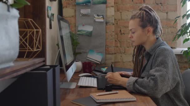 Média Vista Lateral Tiro Designer Gráfico Feminino Criativo Com Dreadlocks — Vídeo de Stock