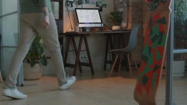 Hipster grafik tasarımcısının karantina sırasında bilgisayar monitörünün önünde otururken yavaş çekim görüntüsü.