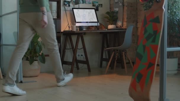 Naklápěcí Zpomalený Záběr Hipsterského Grafika Sedícího Stolu Před Monitorem Počítače — Stock video