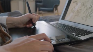 Çizimler çizmek için tablet ve stil kullanan tanınmayan kadın tasarımcının yavaş çekimde yakın çekimi