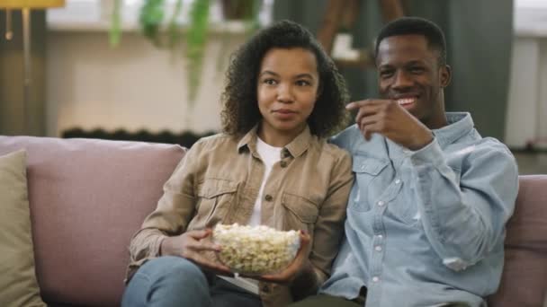 Slow Motion Medium Shot Young African American Couple Sitting Sofa — Vídeo de Stock