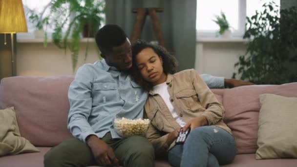 Tiro Médio Jovem Afro Mulher Cochilando Ombro Namorado Sentado Sofá — Vídeo de Stock