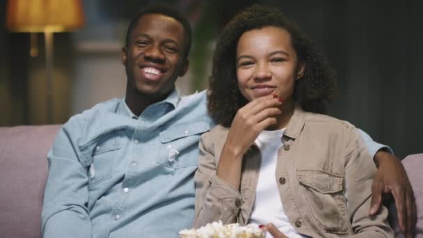 Lento Cintura Hacia Arriba Pov Joven Alegre Afro Pareja Sonriendo — Vídeos de Stock