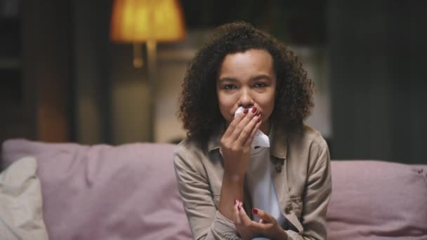 Zoom Cámara Lenta Pov Primer Plano Triste Afro Chica Llorando — Vídeos de Stock