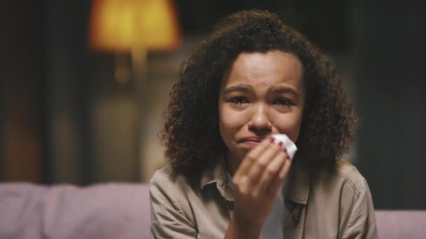 Pov Närbild Gråtande Afrikansk Amerikansk Flicka Tittar Romantisk Film Ensam — Stockvideo