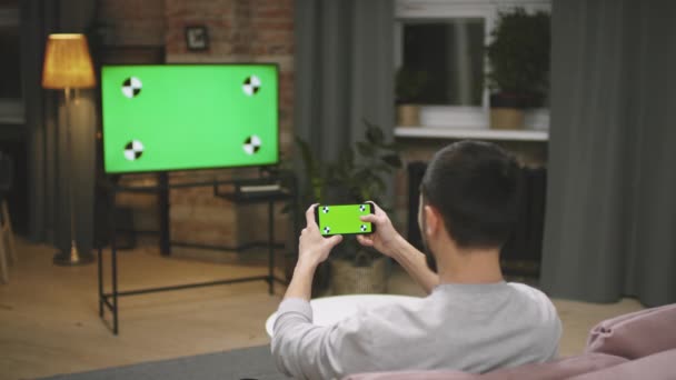 Bakifrån Slow Motion Medium Närbild Manliga Fotbollsfan Använder Smartphone Medan — Stockvideo