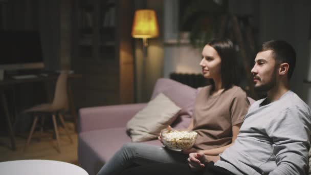 Images Ralenti Moyen Couple Joyeux Assis Sur Canapé Devant Télévision — Video