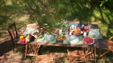 Yeşil Park 'ta ağaçların altında yapılacak yaz partisi için hazırlanan ahşap yemek masasının görüntülerini kimse çekmedi.