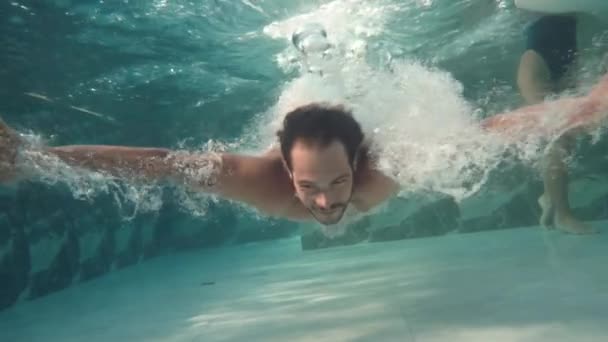 Bajo Ángulo Tiro Submarino Hombre Forma Sumergiéndose Agua Transparente Complejo — Vídeos de Stock