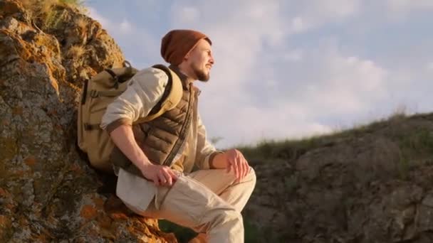 Портрет Середнього Пострілу Чоловіка Який Сидить Скелі Горах Фотографуючи Пейзаж — стокове відео