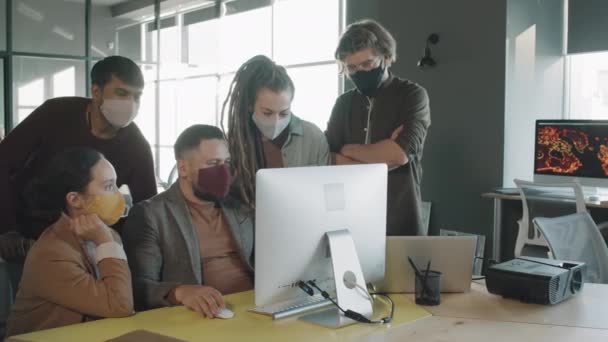 Pan Shot Van Het Team Van Ondernemers Het Gezicht Maskers — Stockvideo