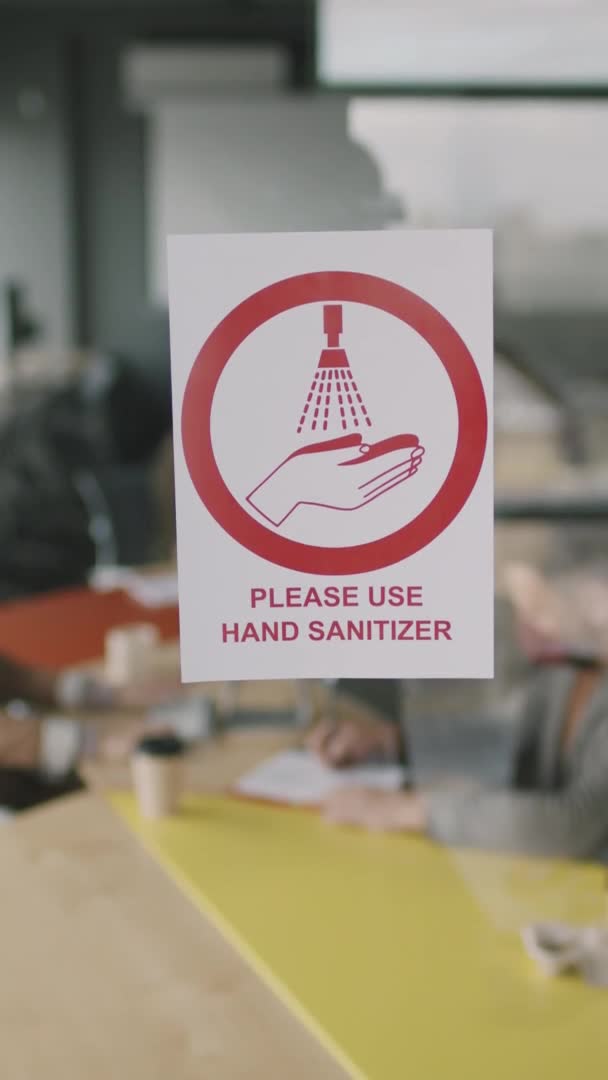 Inclinazione Verticale Del Segno Please Use Hand Sanitizer Sulla Parete — Video Stock