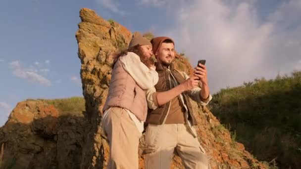 Baixo Ângulo Vista Tiro Casal Ativo Tirar Foto Selfie Câmera — Vídeo de Stock