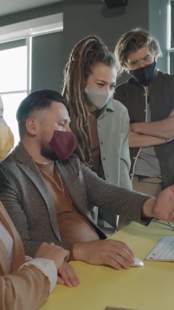 Salgın Ortasında Proje Üzerinde Çalışan Yüz Maskeli Bir Grup Meslektaşın — Stok video