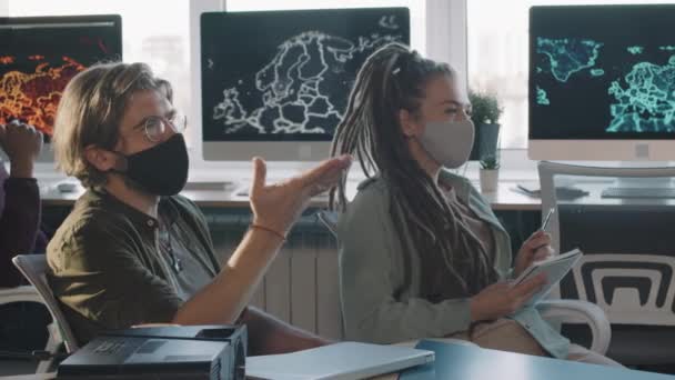 Yüz Maskeli Adamının Arkadaşlarıyla Ofisinde Otururken Sunum Yapan Kamera Önünde — Stok video