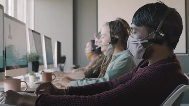 Pan Oldalnézet Lövés Többnemzetiségű Fiatalok Headsetek Maszkok Számítógép Monitorok Call — Stock videók