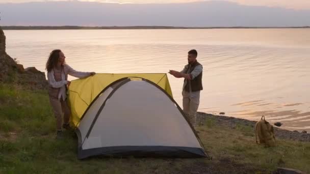 Handhållen Långskott Aktiv Ung Man Och Kvinna Sätta Läger Tält — Stockvideo