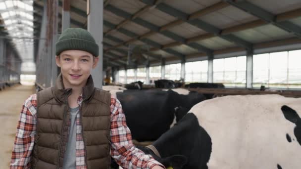 Követés Portré Lövés Vidám Éves Fiú Puffadt Mellény Kalap Pózol — Stock videók