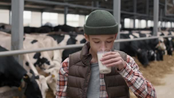 Retrato Lentitud Adolescente Años Edad Niño Con Sombrero Chaleco Hinchado — Vídeos de Stock