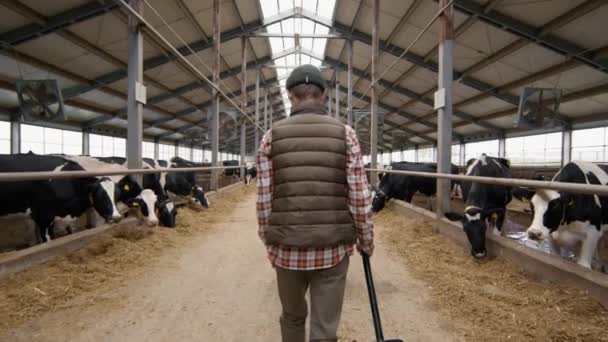 Śledzenie Slowmo Tyłu Widok Nastoletniego Chłopca Łopatą Spaceru Przez Mleczarni — Wideo stockowe