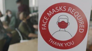 Yüz Maskeleri 'nin PAN kapanışı ofis binasının cam duvarına yapıştırma gerektiriyor