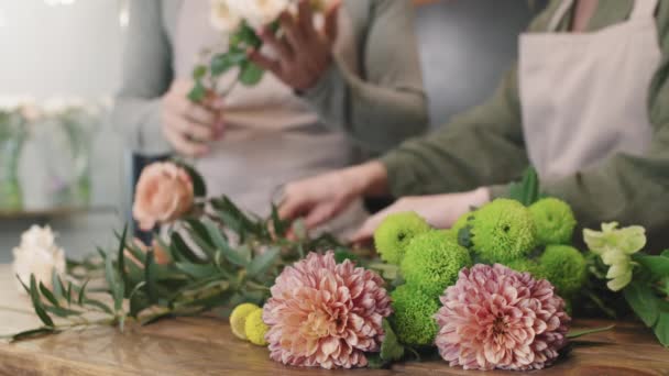 Tiltning Upp Låg Vinkel Bilder Två Professionella Blomsterhandlare Talar Samtidigt — Stockvideo