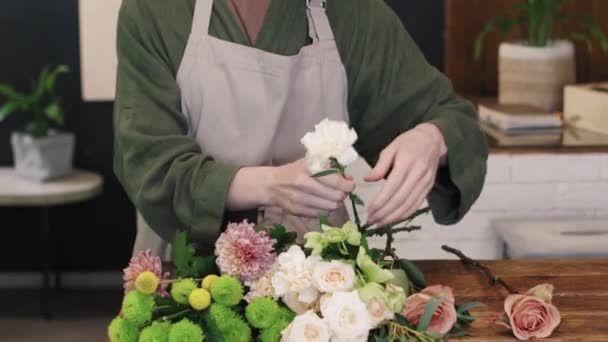 Inclinando Retrato Bela Menina Caucasiana Trabalhando Pequena Loja Flores Sorrindo — Vídeo de Stock