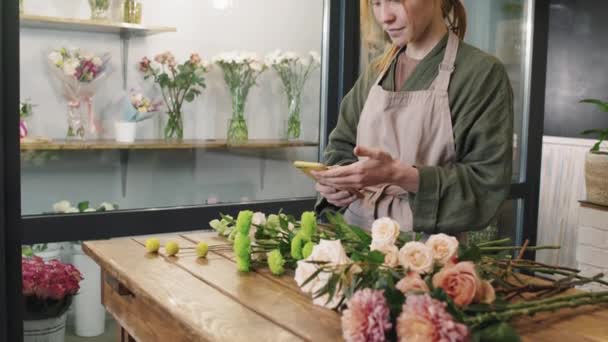 Inclinação Médio Tiro Bela Menina Caucasiana Tirar Fotos Flores Recém — Vídeo de Stock