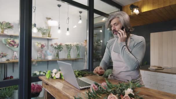Medium Footage Male Adult Florist Apron Talking Customers Phone Working — Vídeo de Stock