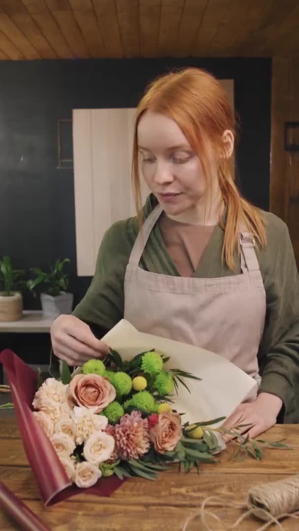 Tezgahta Duran Güzel Çiçekleri Kağıda Sarıp Sonra Gülümseyen Kameraya Bakan — Stok video