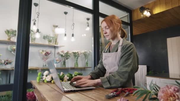 Panning Medium Skott Ung Kvinna Skriva Laptop Vid Disken För — Stockvideo