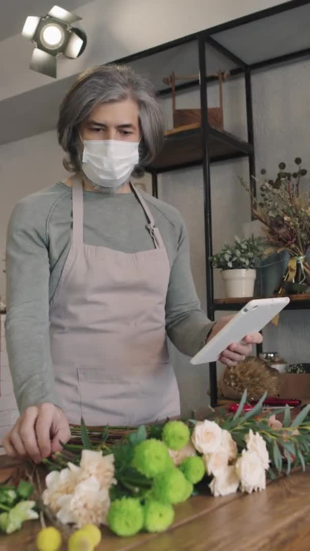 Imagens Médias Verticais Florista Adulto Vestindo Avental Máscara Protetora Trabalhando — Vídeo de Stock