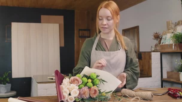 Retrato Médio Sorrir Jovem Florista Olhando Para Câmera Balcão Com — Vídeo de Stock