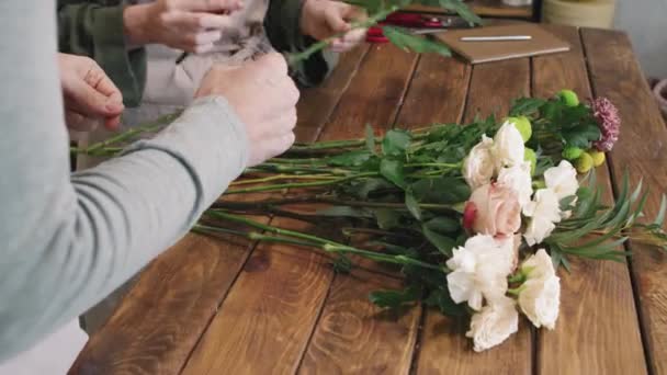 Naklonění Ruční Záběry Páru Kreativních Květinářství Výběru Květin Míchání Dohromady — Stock video