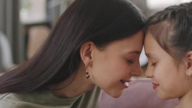 Yavaş yavaş anne ve kızının birbirine bakması ve alınlarına dokunması yakınlaşıyor. Aşk ve annelik kavramı