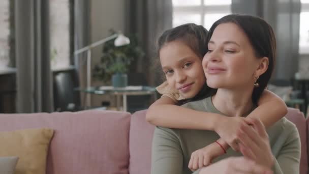 Slow Motion Panning Medium Retrato Cerca Niña Bonita Abrazando Madre — Vídeo de stock