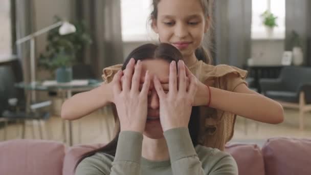 Medio Cerca Bonita Niña Años Cerrando Los Ojos Mamá Sonriendo — Vídeos de Stock