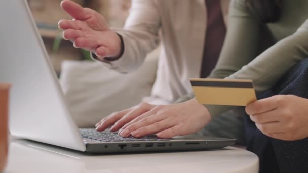 Close Câmera Lenta Mulheres Irreconhecíveis Mãos Digitando Laptop Inserindo Dados — Vídeo de Stock