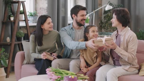 Medium Footage Slowmo Happy Big Family Celebrando Dia Internacional Mulher — Vídeo de Stock