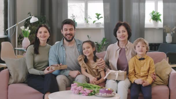 Portret Mediu Lent Unei Familii Mari Fericite Care Stă Canapea — Videoclip de stoc