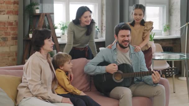 Uluslararası Kadın Günü Kutlayan Evdeki Kanepede Oturup Gitarla Şarkı Söyleyen — Stok video