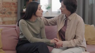 Yetişkin bir kadını destekleyen, üzgün yetişkin bir kızı destekleyen, sevgi ve özenle başını okşayan,