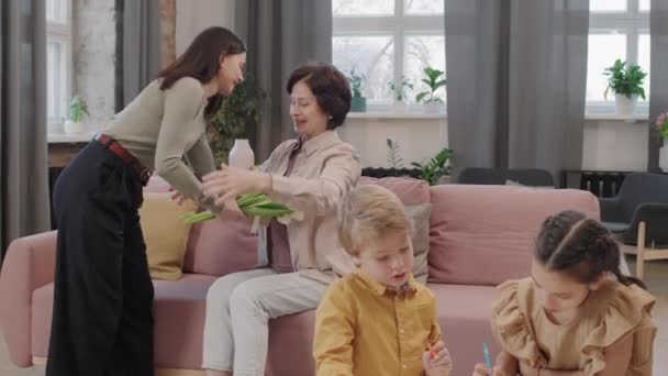 Foto Mediana Mujer Adulta Guapa Dando Flores Caja Regalo Madre — Vídeos de Stock