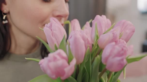 Slow Motion Close Της Ελκυστικής Καυκάσιας Γυναίκας Χαμογελώντας Ενώ Μυρίζει — Αρχείο Βίντεο
