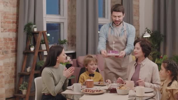 Média Filmagem Panning Com Lentidão Família Caucasiana Grande Parabenizando Avó — Vídeo de Stock
