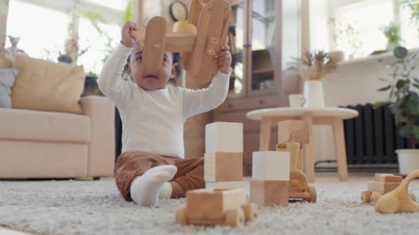 Plan Slowmo Adorable Bébé Garçon Aux Cheveux Bouclés Assis Sur — Video